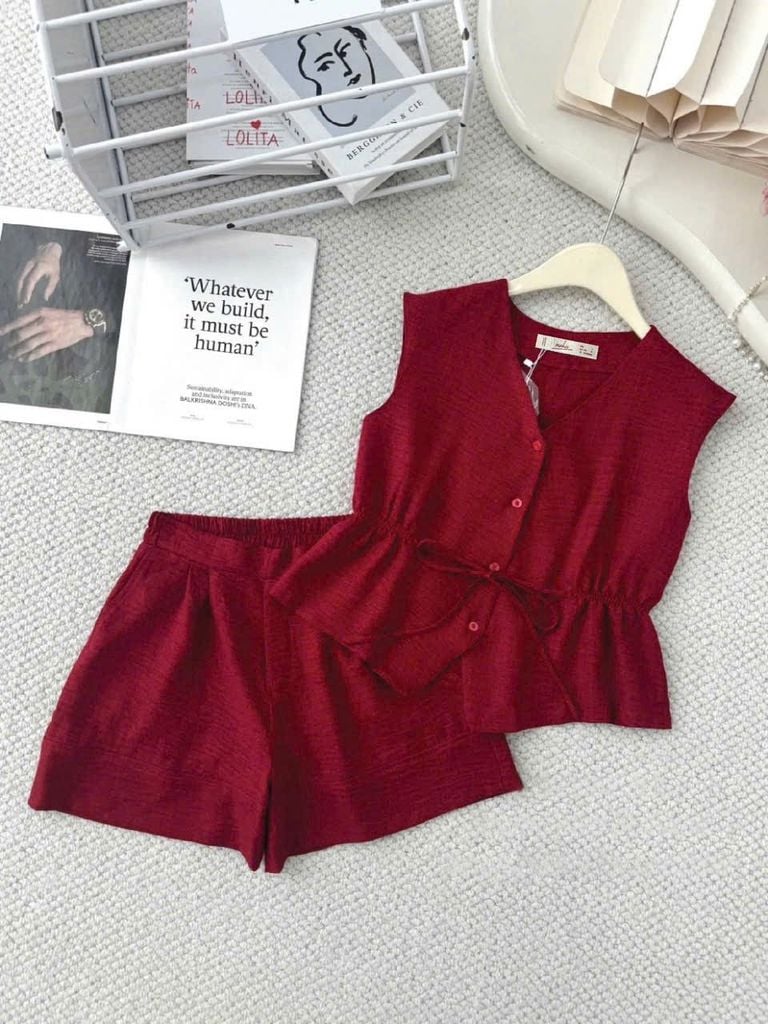 Áo sát nách cài cúc cổ tim; nhún sườn và quần short túi chéo - N66C25H031
