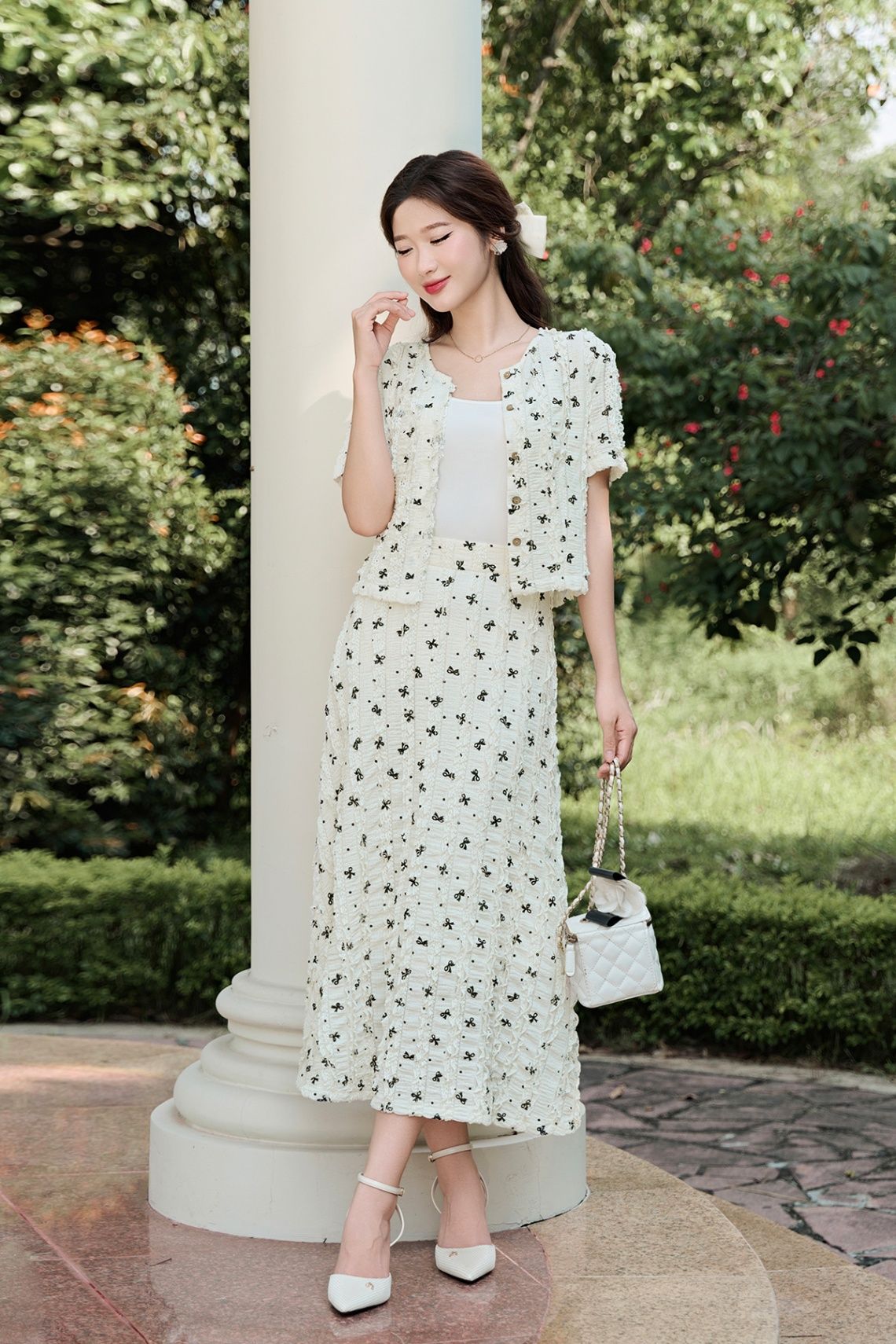 Áo cổ tròn cài cúc họa tiết nơ - O61B24H030