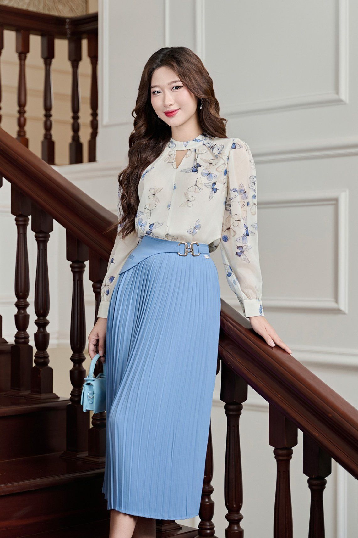 Áo cổ tàu tròn xếp ly - O61B24Q015