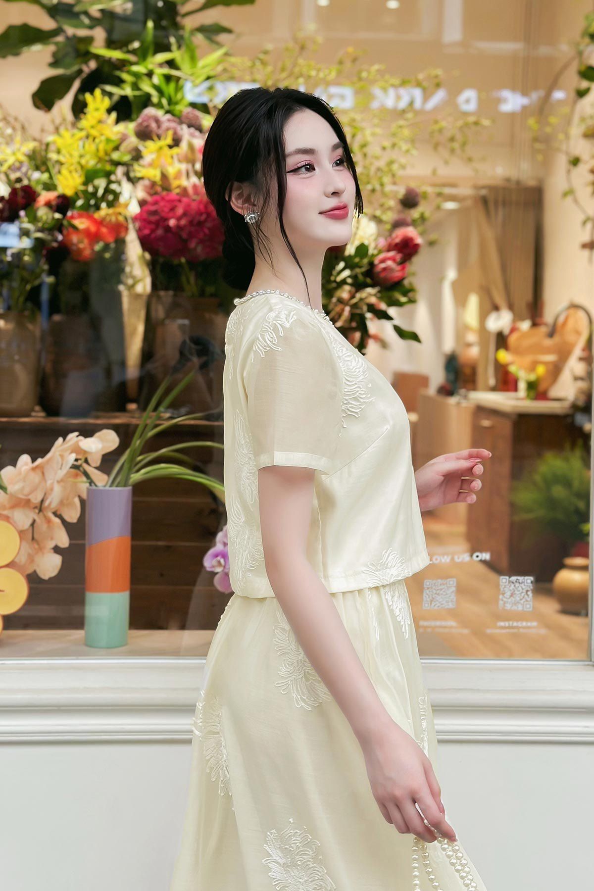 Áo cổ tròn đính đá - O61B24Q017