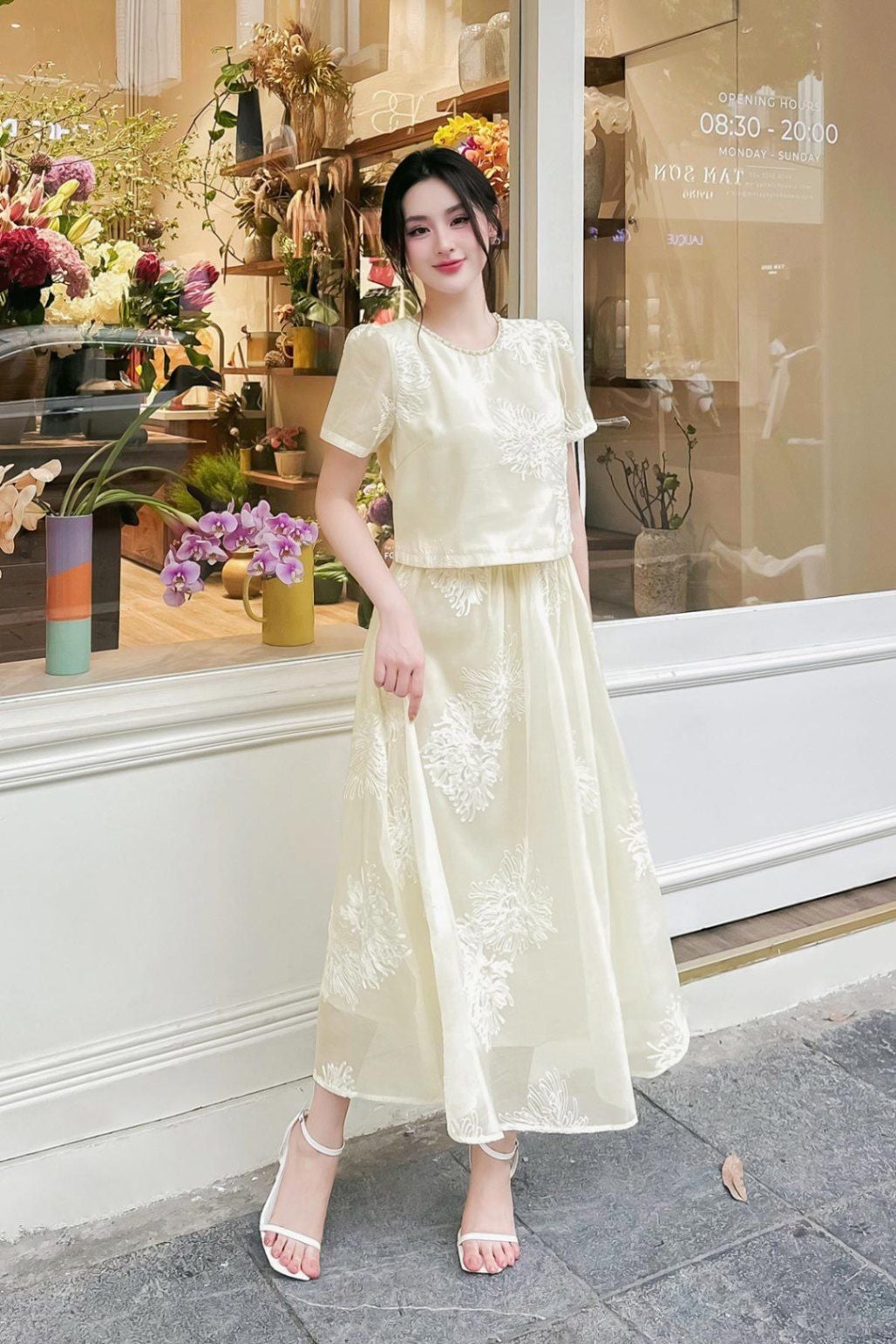 Áo cổ tròn đính đá - O61B24Q017