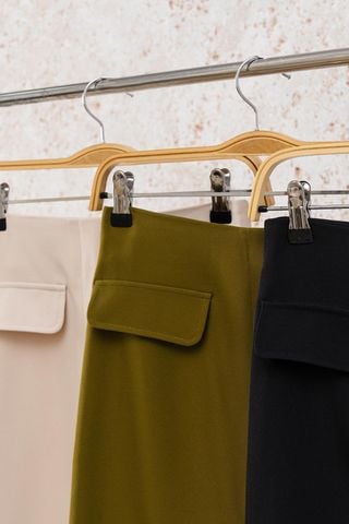 Chân váy midi 2 nắp túi - O62T24Q024