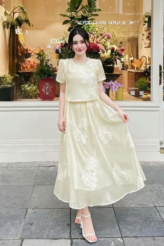 Áo croptop tay ngắn cổ đính đá - S61B24H003