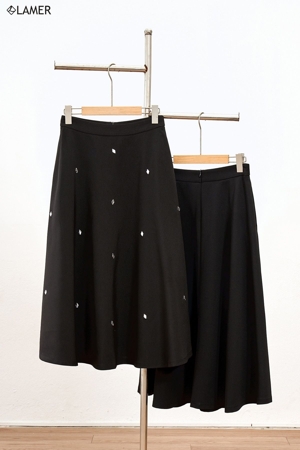 Chân váy dáng dài đính đá - S62M24Q001