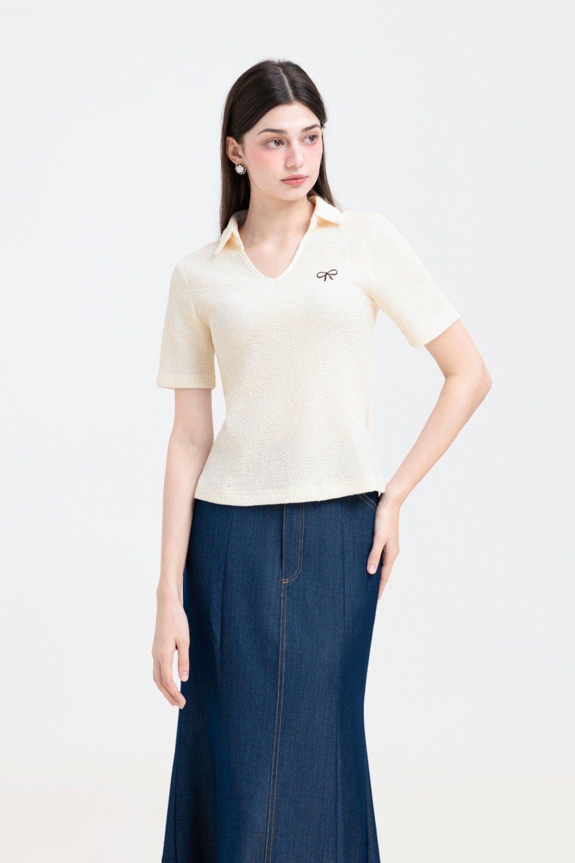 Áo dáng ôm cổ tim thêu nơ - V61B24Q046