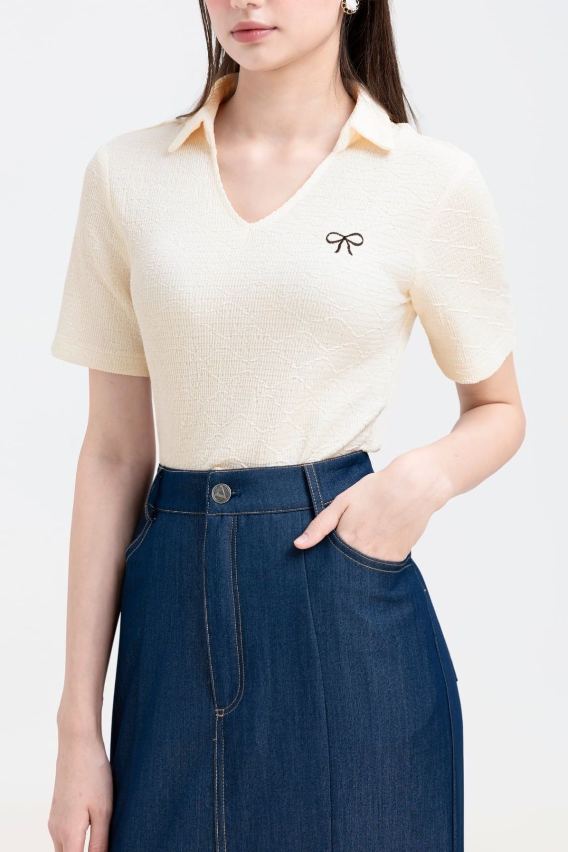 Áo dáng ôm cổ tim thêu nơ - V61B24Q046