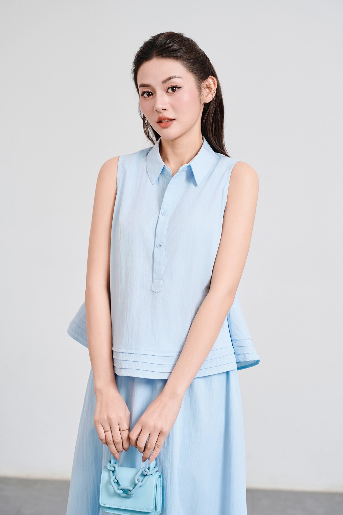 Áo sát nách; cổ trụ; mí gấu - V61B25H013