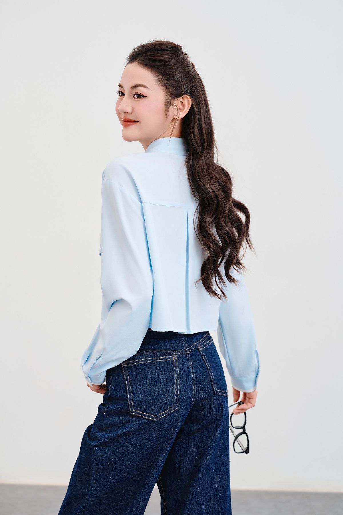 Áo sơ mi croptop vai chờm phối màu - V61H25Q005