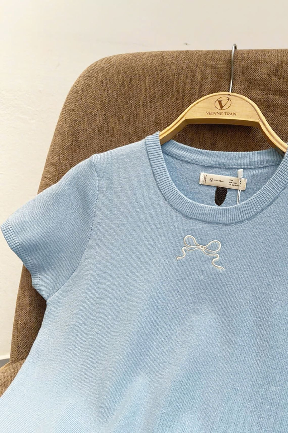 Áo len tay hến xẻ lưng đính nơ - V61W24Q040