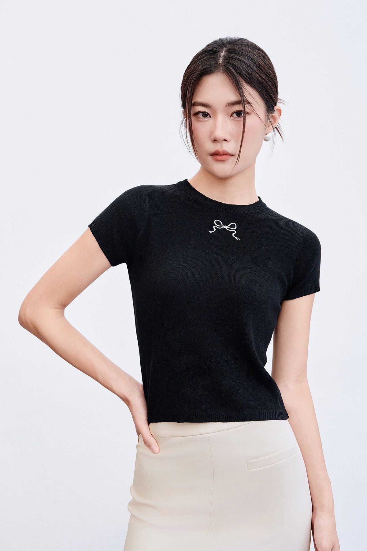 Áo len tay hến xẻ lưng đính nơ - V61W24Q040