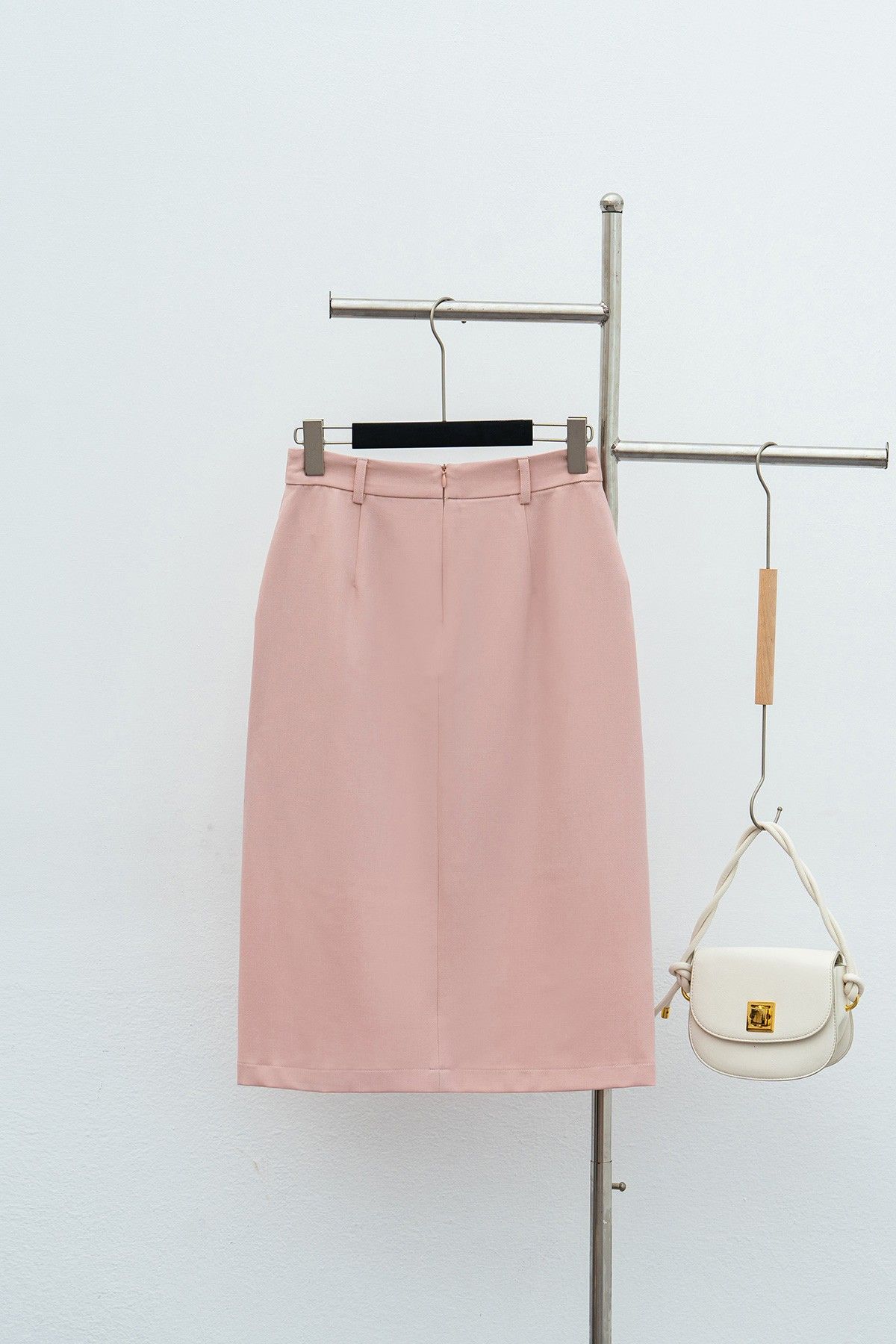 Chân váy midi túi chéo đính cúc - V62I23Q005