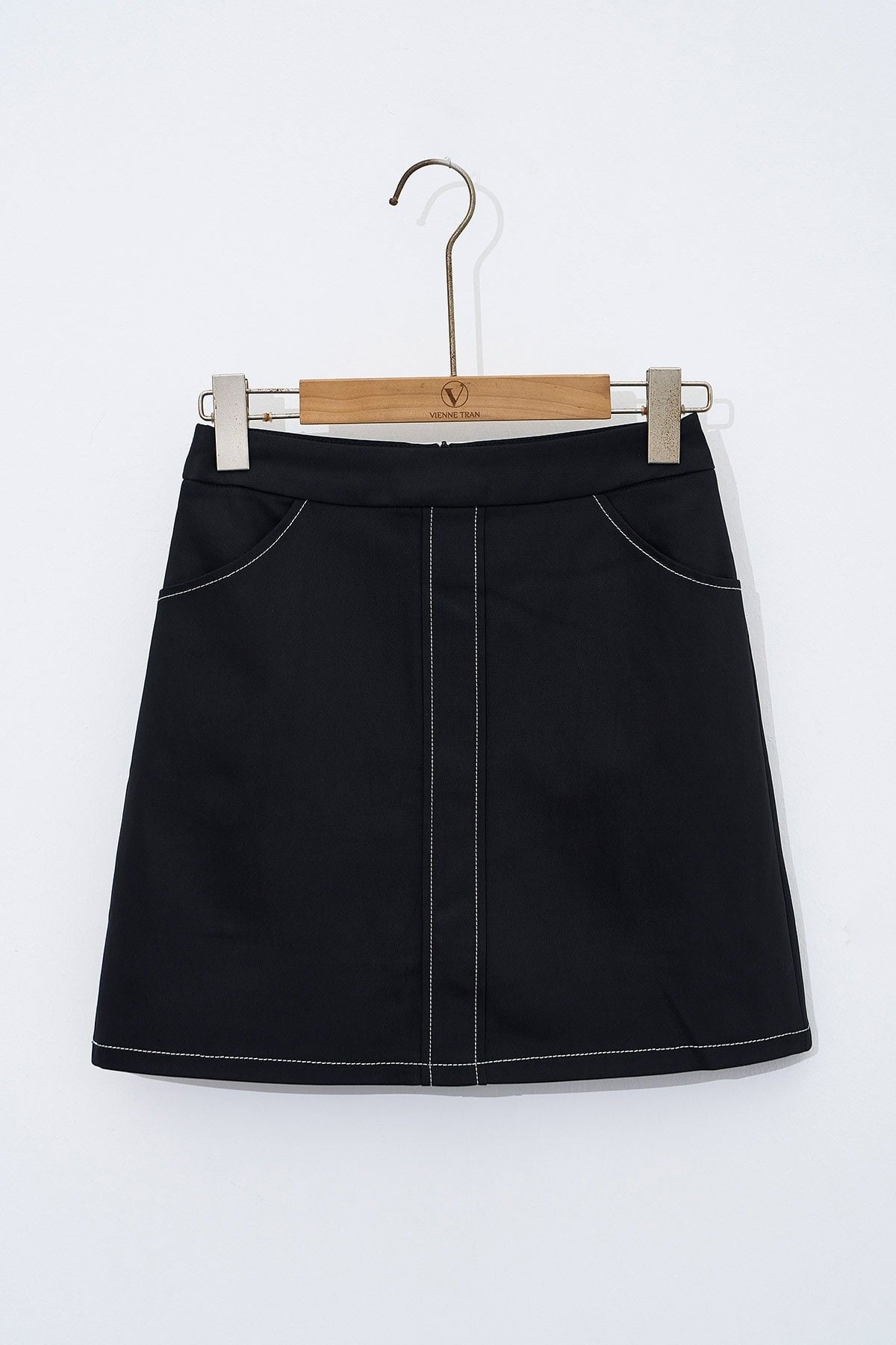 Chân váy ngắn nẹp giả diễu chỉ - V62R24Q014
