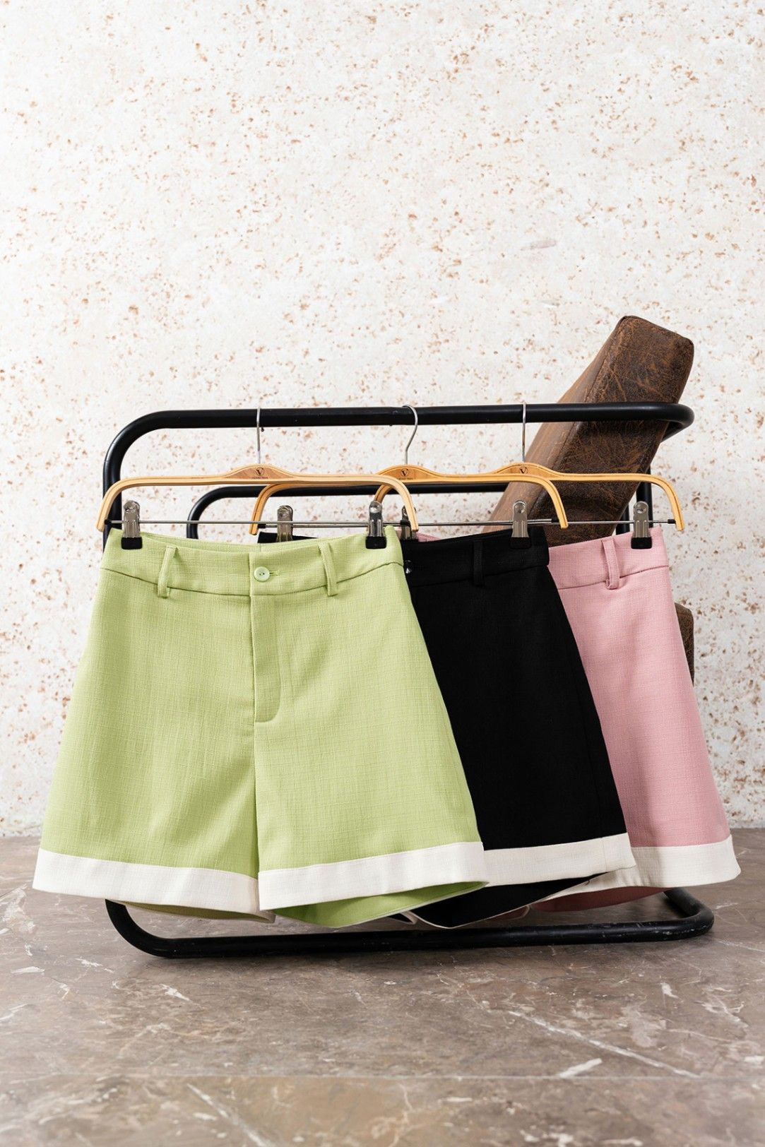 Quần shorts phối gấu - V64S22T001
