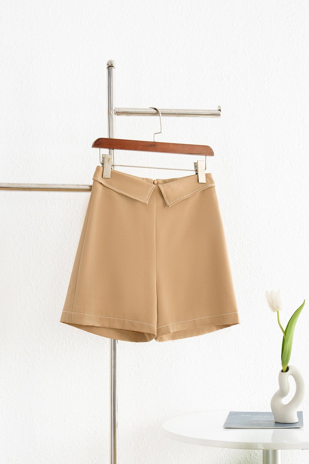 Quần shorts cạp bẻ diễu chỉ - V64S23H002