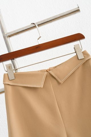 Quần shorts cạp bẻ diễu chỉ - V64S23H002