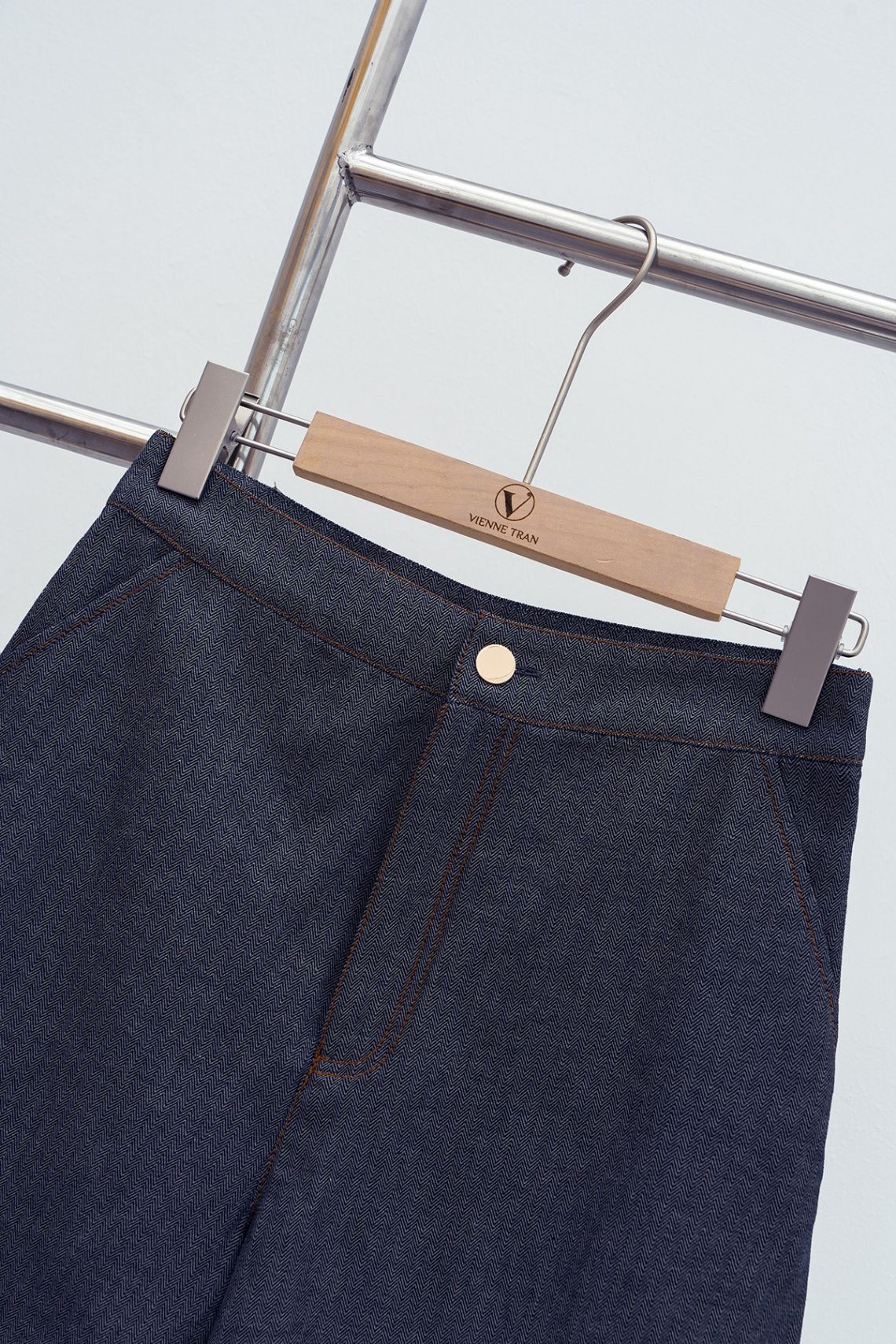 Quần shorts kéo khóa túi chéo - V64S23H005