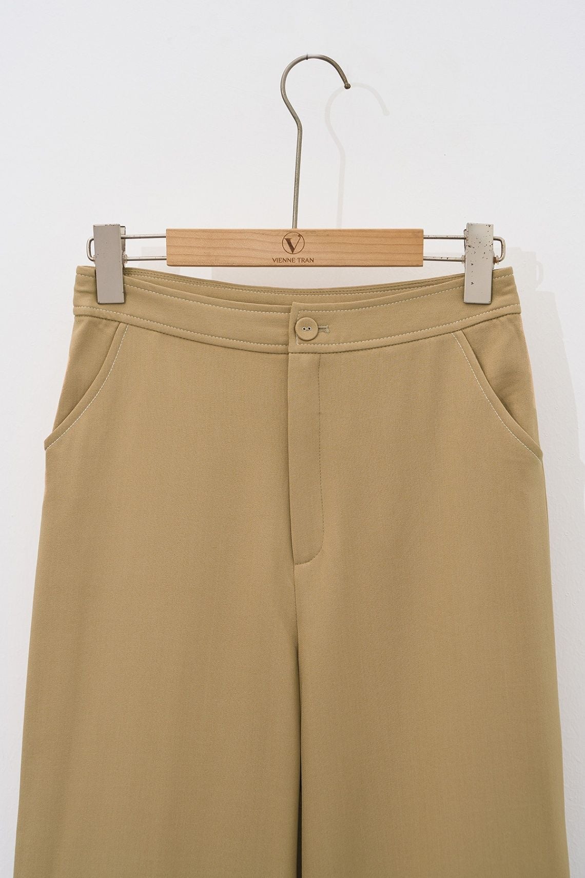 Quần ống rộng túi chéo diễu chỉ - V64W23Q007