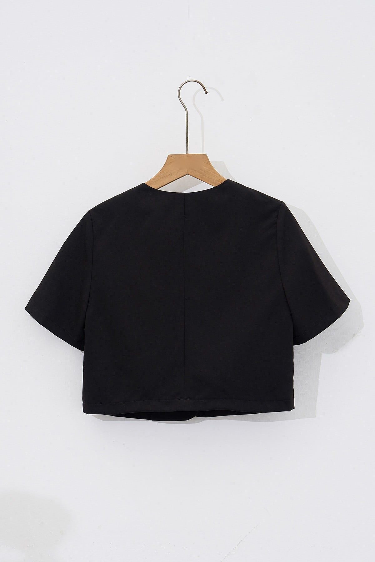 Áo croptop cổ tim cài cúc túi giả - V65D24H003