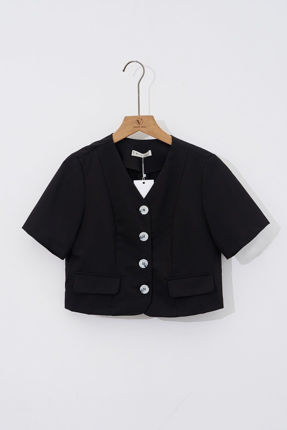 Áo croptop cổ tim cài cúc túi giả - V65D24H003