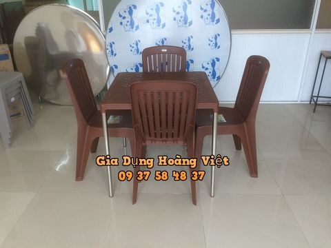 Bộ Bàn Nhựa Mặt Vuông Và 4 Ghế Dựa Lớn 7 Sọc, Màu Nâu