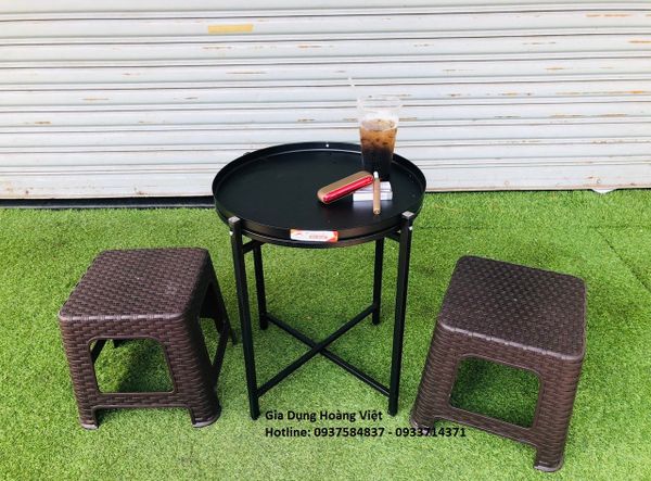 Bộ Bàn Sắt Mặt Tròn Và 2 Ghế Nhựa Lùn Giả Mây