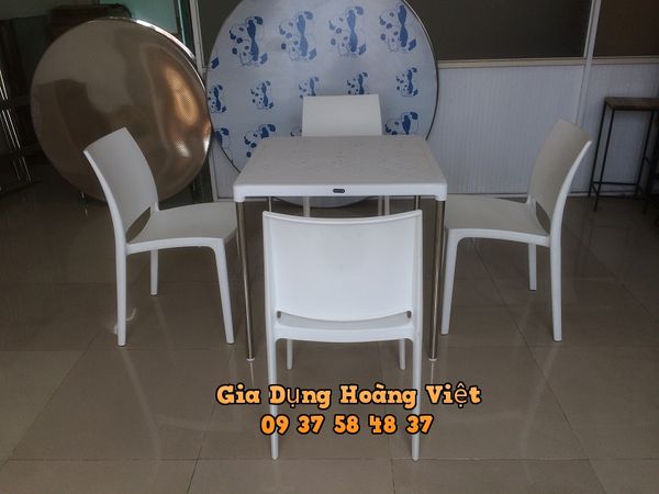 Bộ bàn vuông và 4 ghế Tựa Mỹ