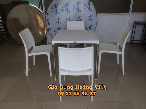 Bộ Bàn Nhựa Mặt Vuông Và 4 Ghế Nhựa Mỹ