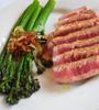 AKAMI - Thịt thân cá ngừ vây xanh áp chảo măng tây