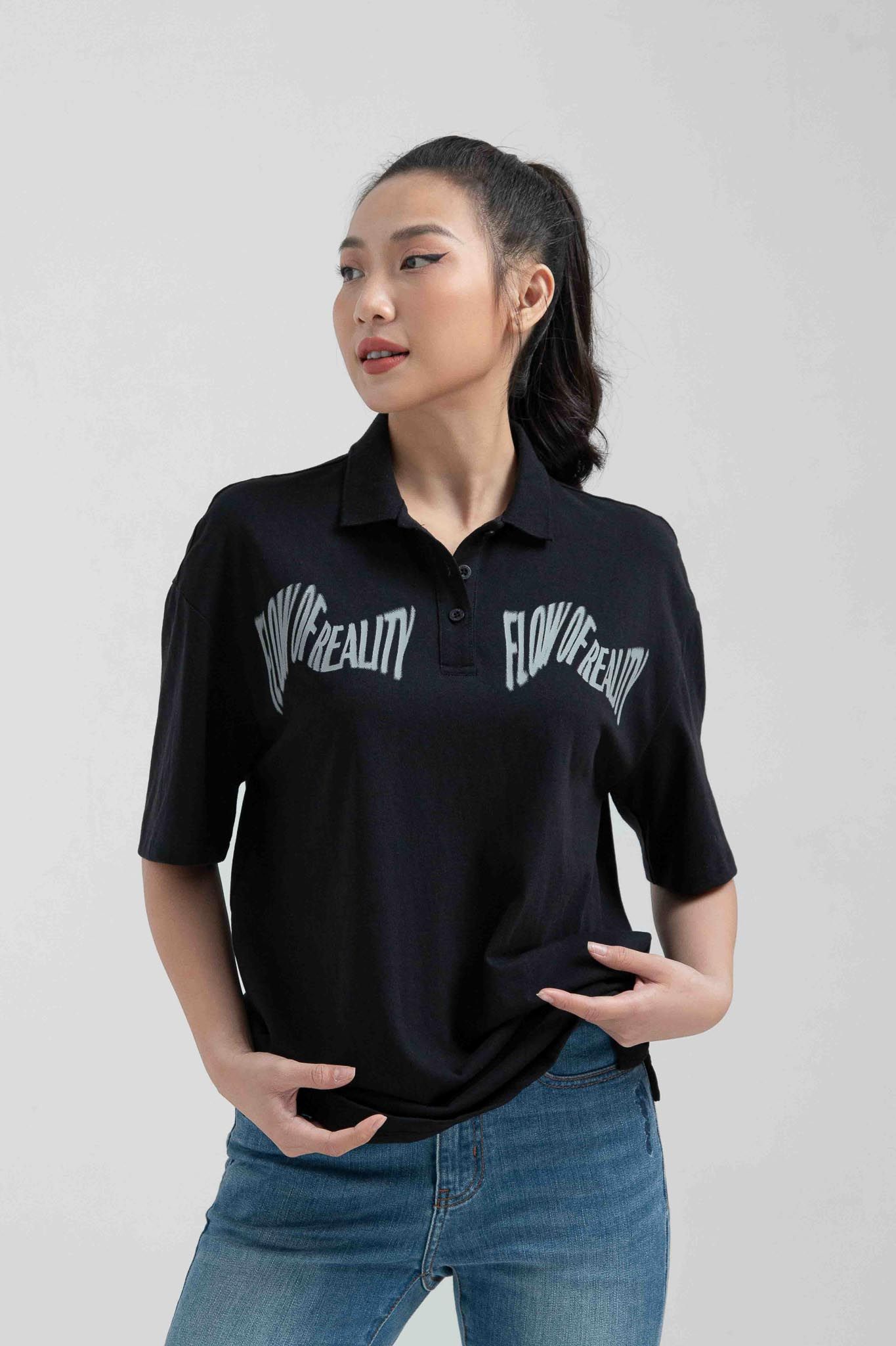 Áo Polo Nữ Jersey Relax Fit In Typo Trước Ngực WPO 2025 - 