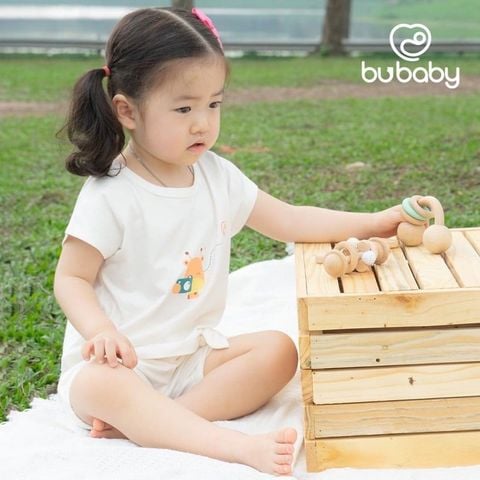 Bộ cổ tròn ngắn tay BU Baby BBC018.01S06MC12 Kyomi Giraf White