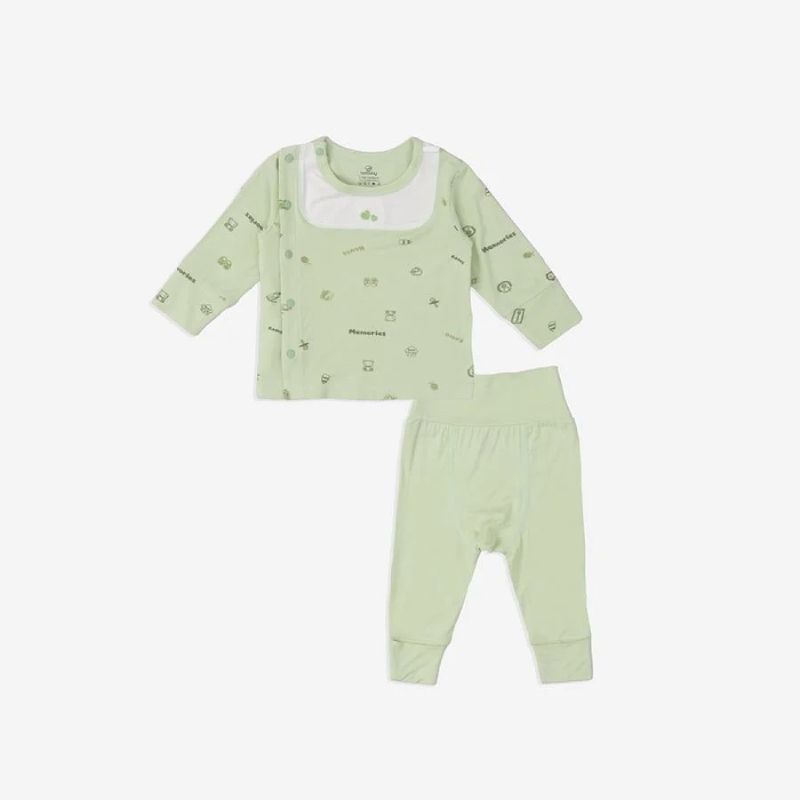 Bộ dài tay cài lệch Bu Baby Bambus Xanh matcha in họa tiết kỷ vật - Xanh matcha