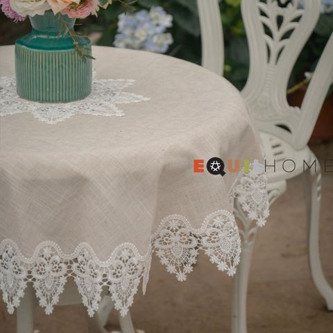  Khăn trải bàn Equilhome (đường kính 85cm) khăn lót lọ hoa hình tròn chất liệu Linen phối ren, thiết kế tinh tế, thanh lịch, hiện đại, chống nhăn, giảm bám bẩn thích hợp dùng cho phòng ăn, phòng khách, các bữa tiệc - EQ44127 