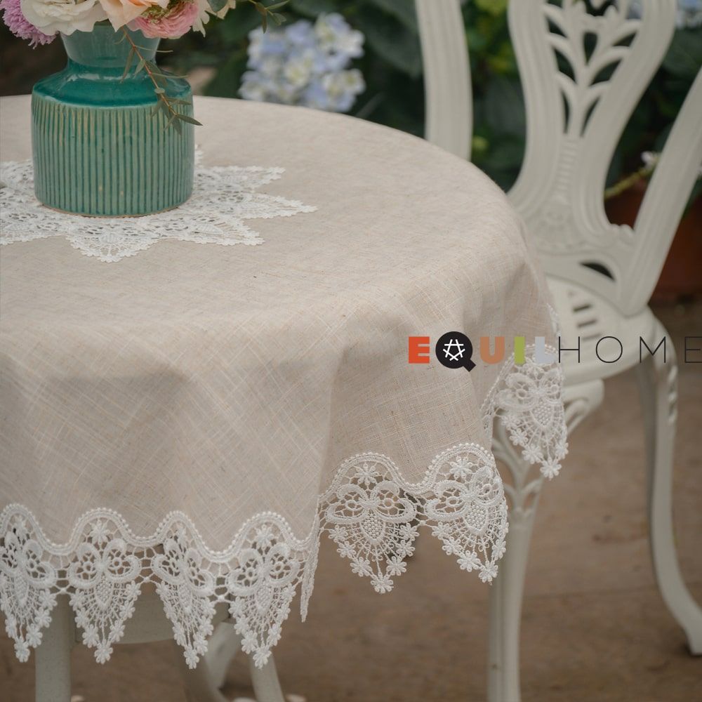 Khăn trải bàn Equilhome (đường kính 85cm) khăn lót lọ hoa hình tròn chất liệu Linen phối ren, thiết kế tinh tế, thanh lịch, hiện đại, chống nhăn, giảm bám bẩn thích hợp dùng cho phòng ăn, phòng khách, các bữa tiệc - EQ44127