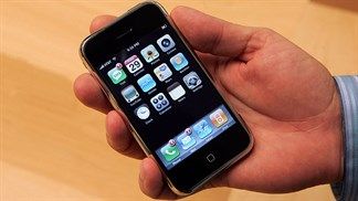 Sau hơn 13 năm ra mắt, hình ảnh lịch sử về chiếc iPhone đời đầu được lắp ráp tại nhà máy Foxconn giờ đây mới được chia sẻ