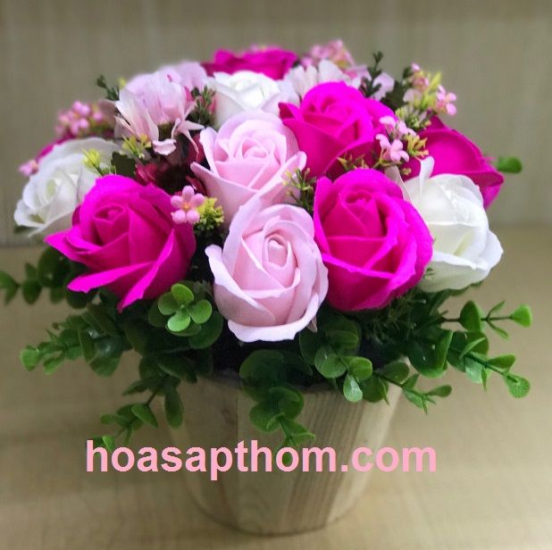 Chậu hoa hồng sáp thơm để bàn màu hồng