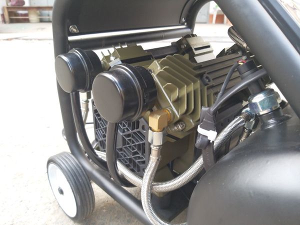 Máy nén khí không dầu Dekton DK-990K