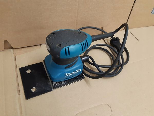 Máy chà nhám rung Makita BO4566