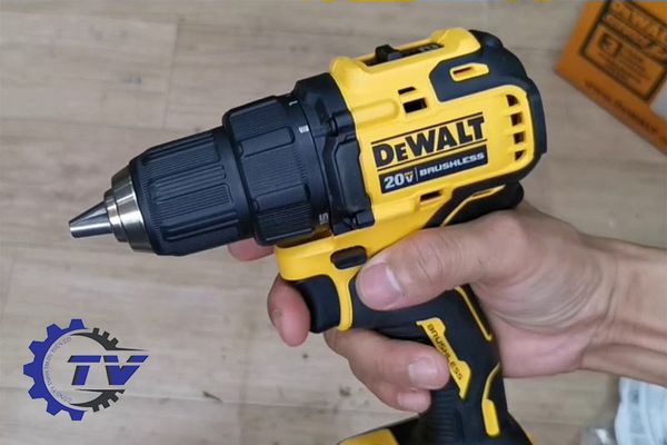 Máy khoan vặn vít dùng pin Dewalt DCD708P2