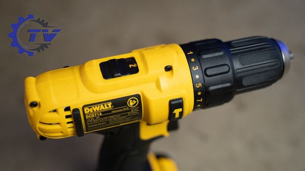Máy khoan vặn vít dùng pin Dewalt DCD716C2K-B1