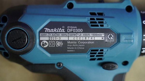 Máy khoan và vặn vít Makita DF0300