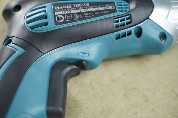 Máy vặn vít Makita TD0100