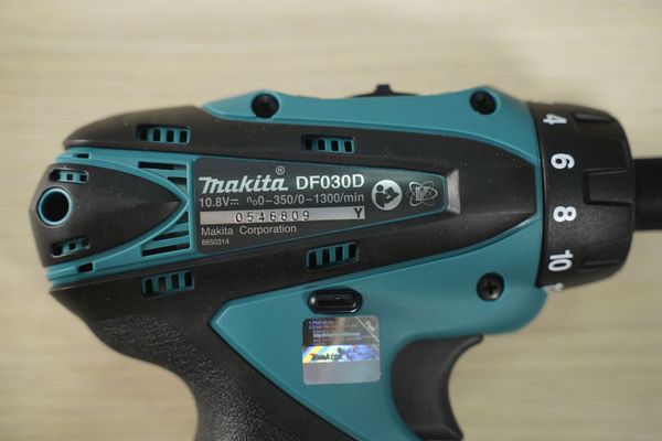 Máy khoan vặn vít Makita DF030DWE