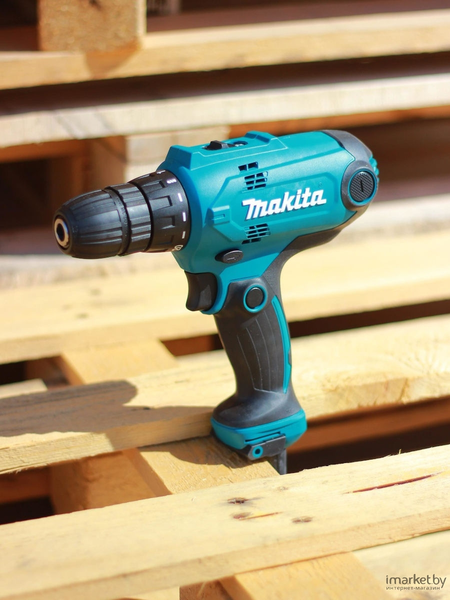 Máy khoan và vặn vít Makita DF0300