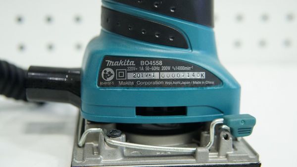 Máy chà nhám rung Makita BO4558