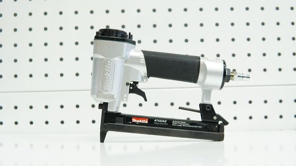 Máy bắn đinh U Makita AT422AZ
