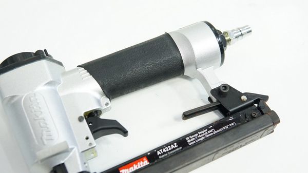 Máy bắn đinh U Makita AT422AZ
