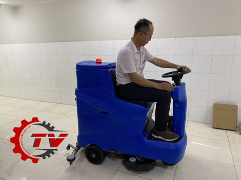 Máy chà sàn ngồi lái HiClean HC1350