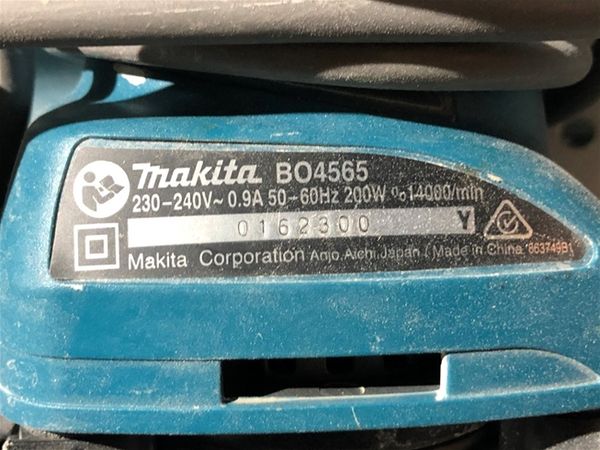 Máy chà nhám rung Makita BO4565