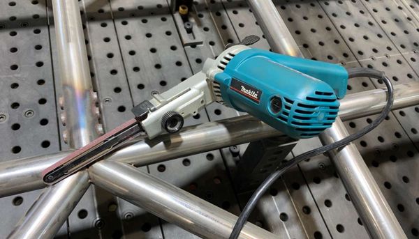 Máy chà nhám băng Makita 9032