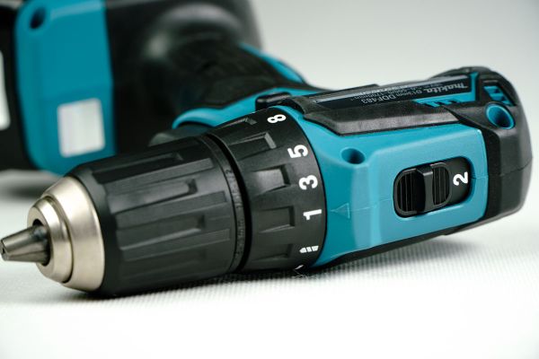 Máy khoan và vặn vít dùng pin Makita DDF483RFE